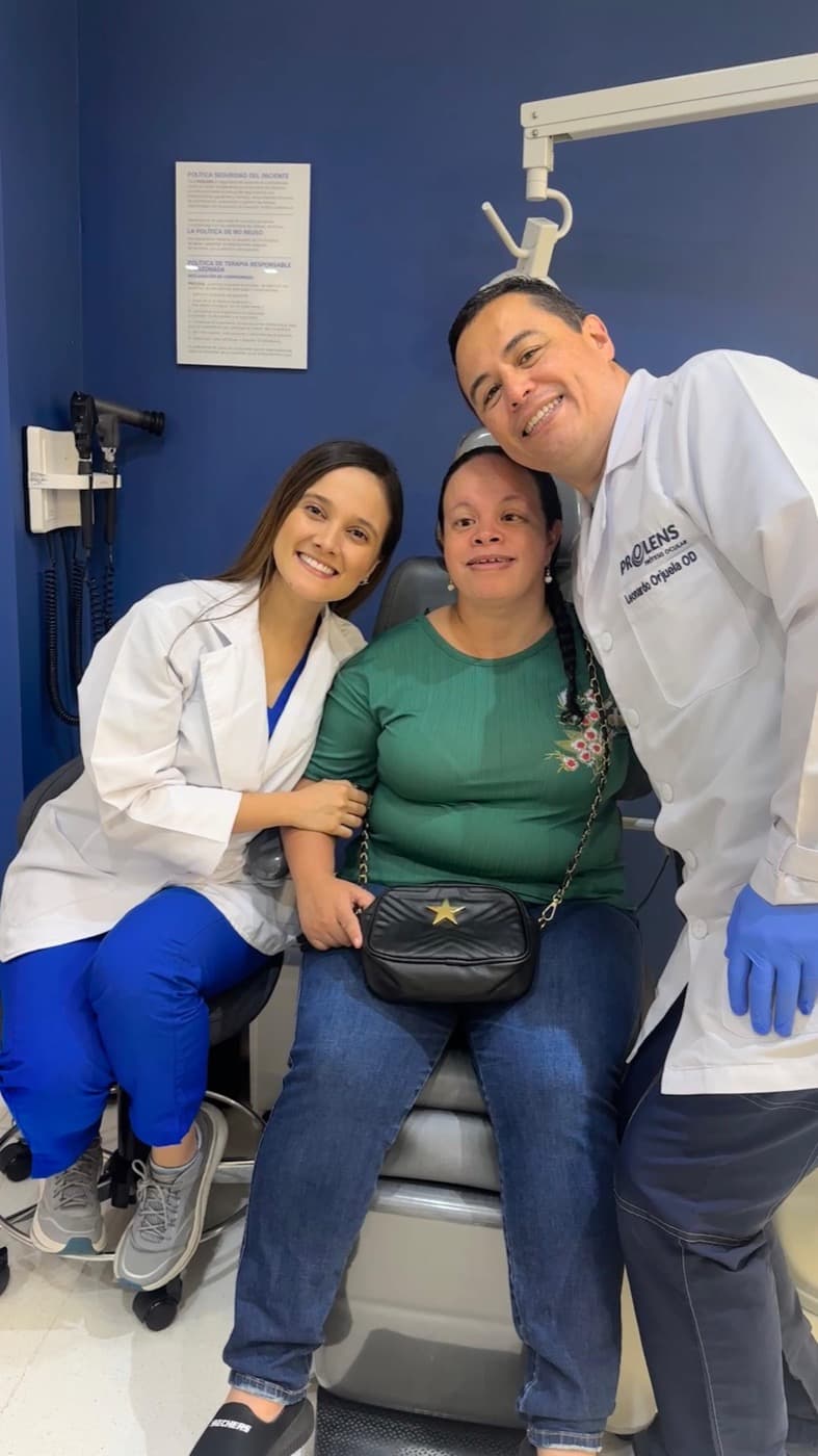 La Dra. Montoya y el Dr. Orjuela con una paciente en el consultorio